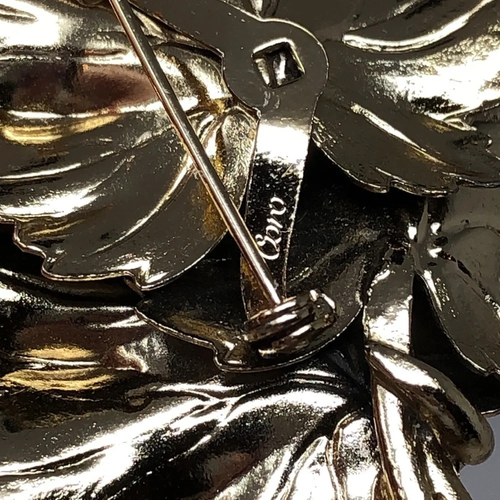 VINTAGE CORO GOLD LEAVES BROOCH
